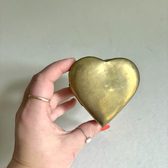 Vintage Brass Heart Shaped Hinged Trinket/Ring Dish | Jewelry Box - Picture 8 of 8
